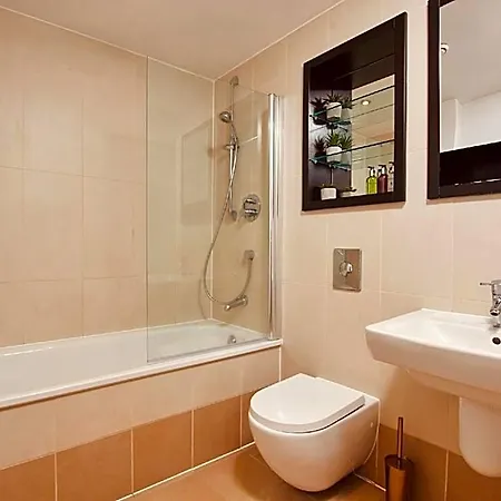 King Deluxe Large Balcony& Free Parking! 2* Leeds (West Yorkshire)