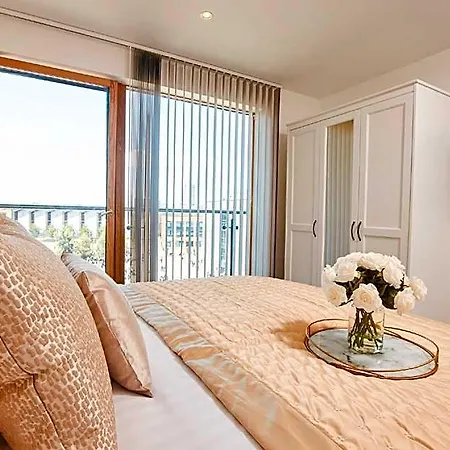 King Deluxe Large Balcony& Free Parking! 2* Leeds (West Yorkshire)
