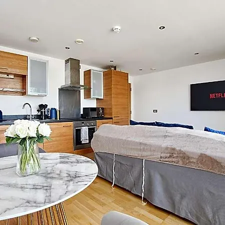 King Deluxe Large Balcony& Free Parking! 2* Leeds (West Yorkshire)