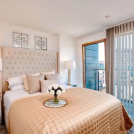 King Deluxe Large Balcony& Free Parking! Hotel