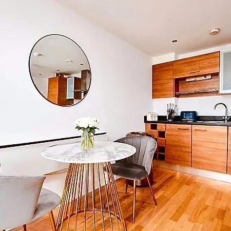 King Deluxe Large Balcony& Free Parking! 2* Leeds (West Yorkshire)